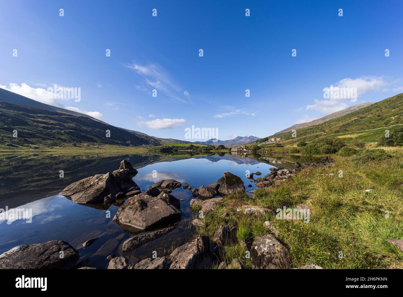 Llynau Mymbyr See mit Blick auf Snowdon mit Reflexionen der Berge im Wasser, Snowdonia, Wales, UK, Stockfoto