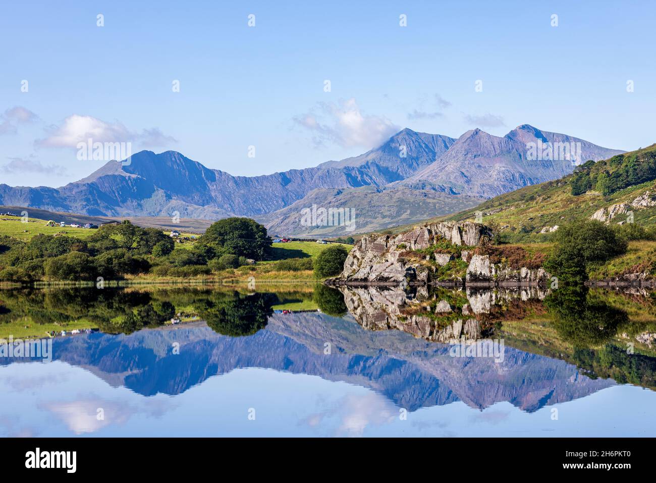 Llynau Mymbyr See mit Blick auf Snowdon mit Reflexionen der Berge im Wasser, Snowdonia, Wales, UK, Stockfoto