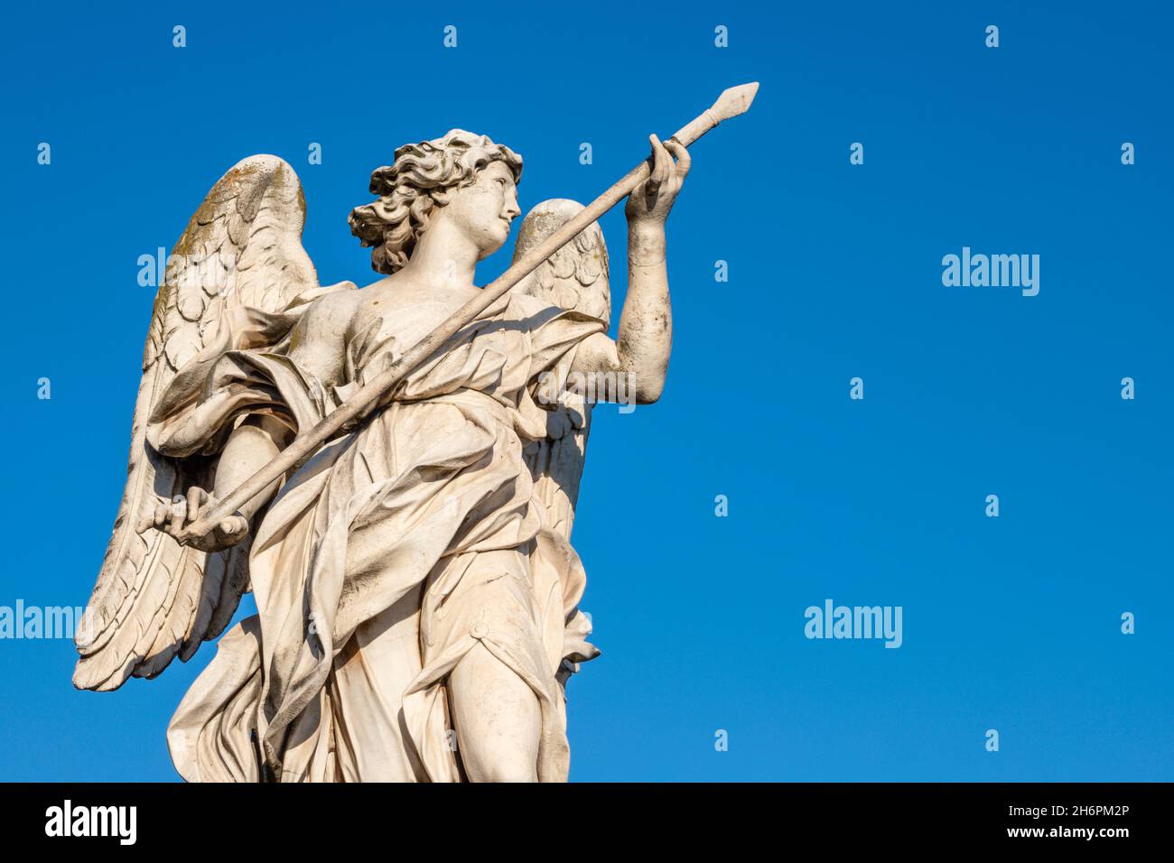 ROM, ITALIEN - 1. SEPTEMBER 2021: Engel mit der Lanze auf der Ponte Sant'Angelo - Engelsbrücke von Domenico Guidi (1625 – 1701). Stockfoto