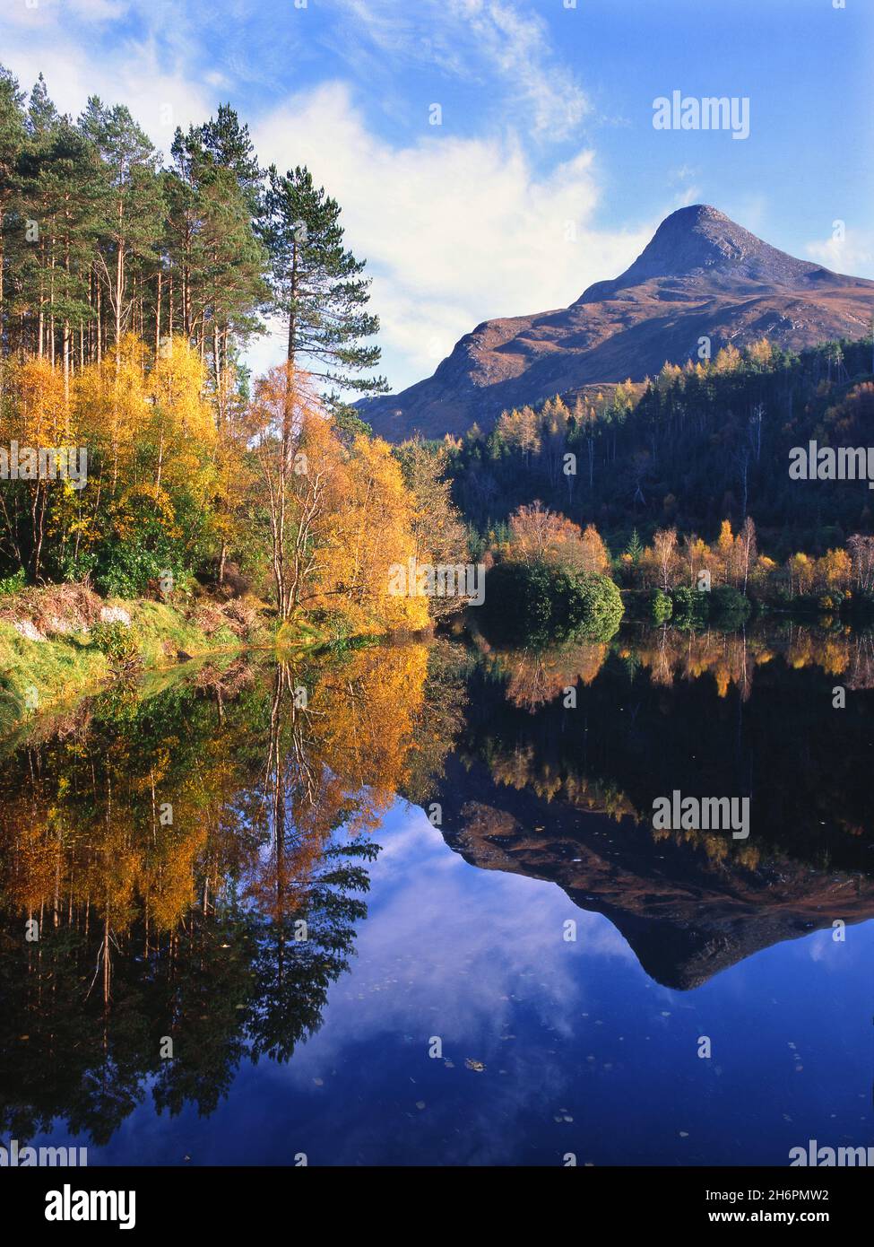 Herbstreflexionen Pap of Glencoe, West Highlands Stockfoto