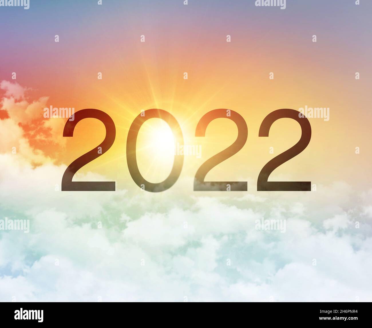 Neujahr 2022 Datum Nummer, in einem bunten schönen Himmel mit dem Morgenaufgang, als Beginn eines neuen Tages Stockfoto