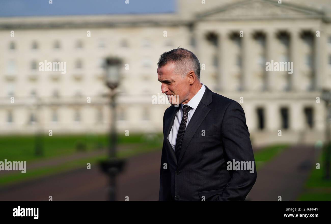 Nach einem Treffen mit Lord Frost in Stormont spricht der geschäftsführende Minister von Sinn Fein, Declan Kearney, mit den Medien. Bilddatum: Mittwoch, 17. November 2021. Stockfoto