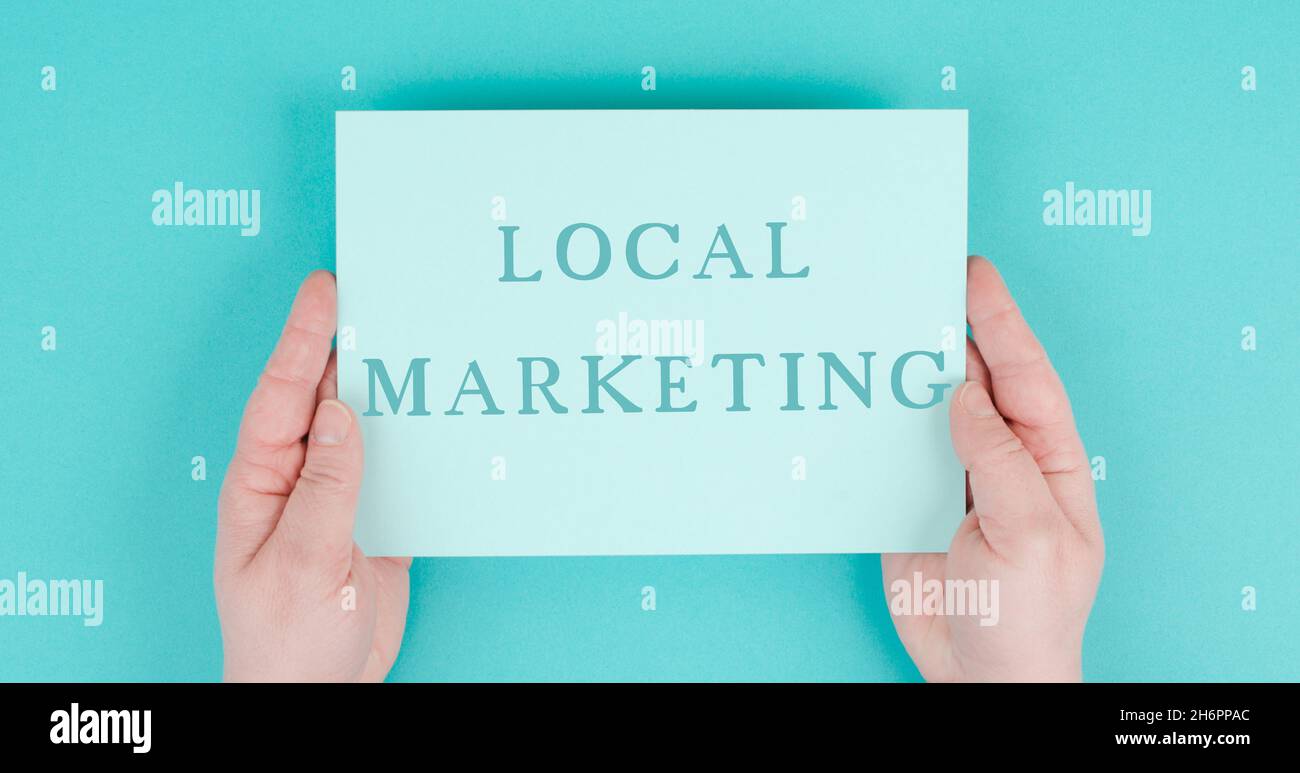 Lokales Marketing, Unterstützung kleiner Unternehmen, Umwelteinkauf, Text auf Papier, blauer Hintergrund Stockfoto