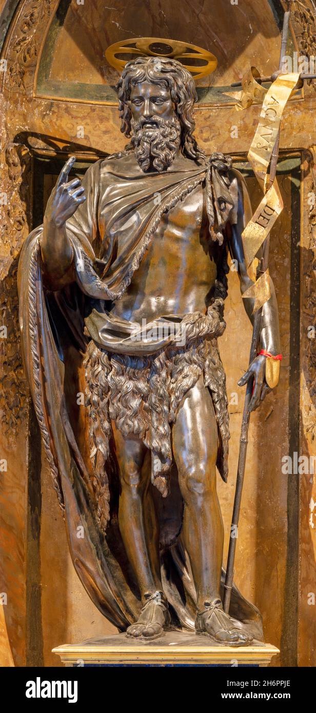 ROM, ITALIEN - 2. SEPTEMBER 2021: Bronzestatue des Hl. Johannes des Täufers in der Kirche San Giovanni in Fonte al Laterano - Battisterio Lateranese Stockfoto