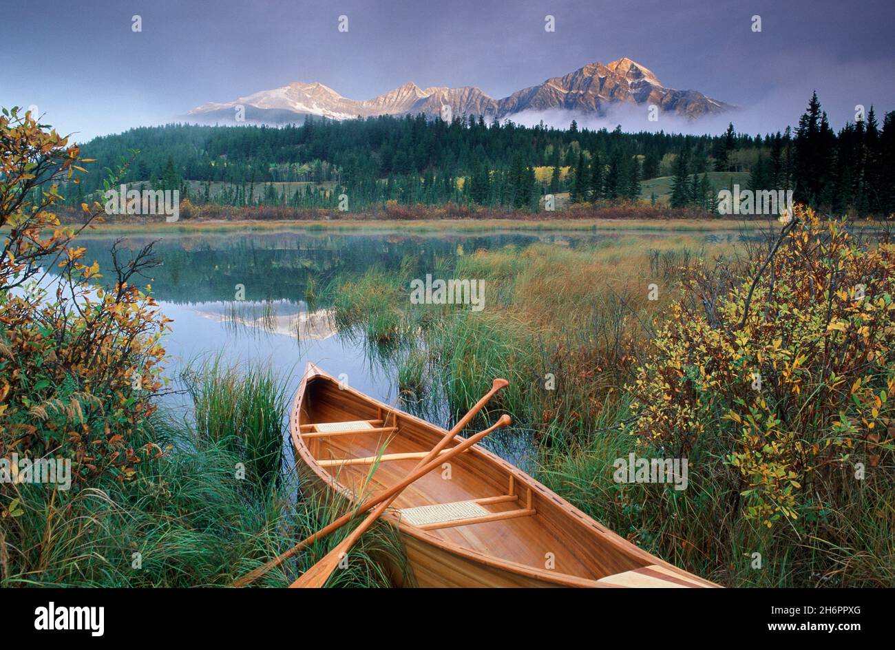 Zedernkanu am Patricia Lake mit Pyramid Mountain im Hintergrund, Jasper National Park, Alberta, Kanada Stockfoto