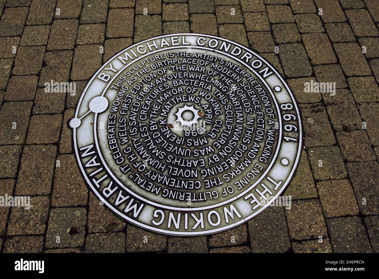 Der Woking Martian von Michael Condrom 1998, Eine Stahlstatue, die die Martianer von H. G. Wells war of the Worlds in Woking, Surrey, England Stockfoto