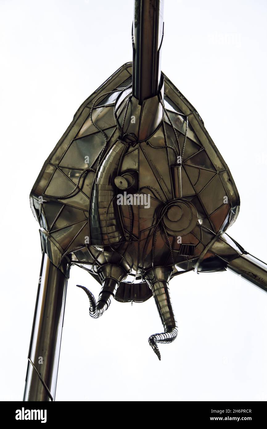 Der Woking Martian von Michael Condrom 1998, Eine verchromte, elektropolierte Edelstahlstatue, die die Mars aus HG Wells war of the Worlds darstellt Stockfoto