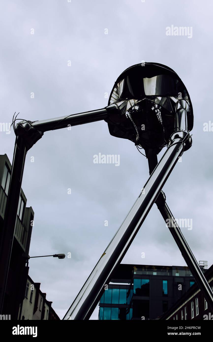 Der Woking Martian von Michael Condrom 1998, Eine verchromte, elektropolierte Edelstahlstatue, die die Mars aus HG Wells war of the Worlds darstellt Stockfoto