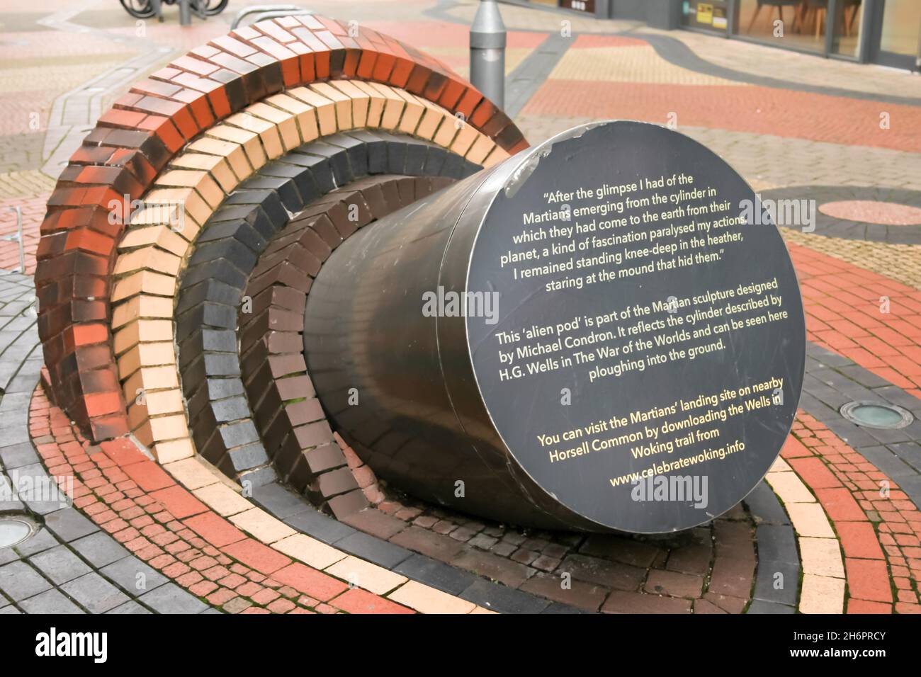 War of the Worlds zylindrische Hülse, in der die Martianer in Woking Town Centre, Woking, Surrey, England, 2021, ankamen Stockfoto