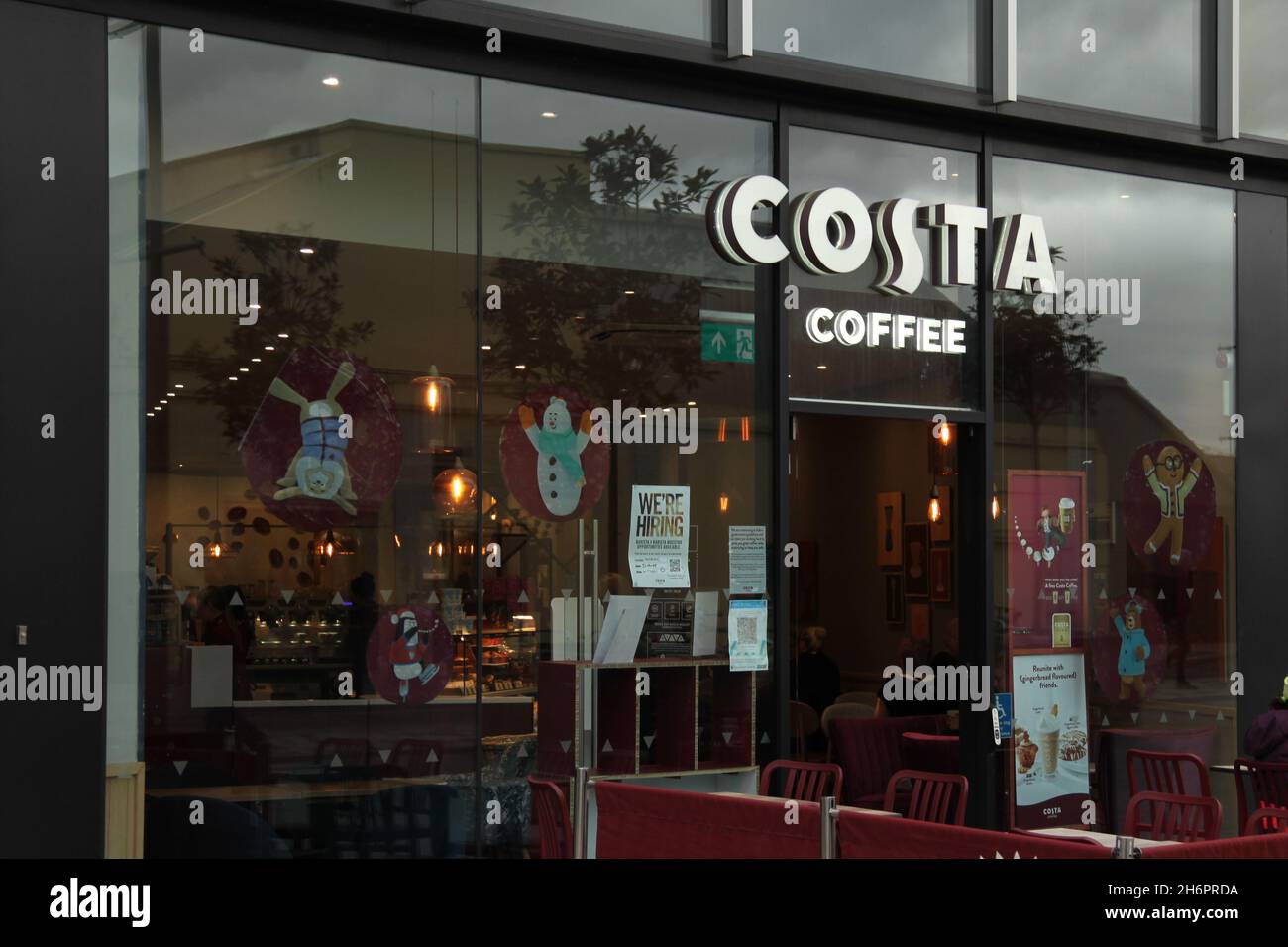 Costa Coffee draußen im Woking Stadtzentrum, Surrey, England, Großbritannien, 2021 Stockfoto