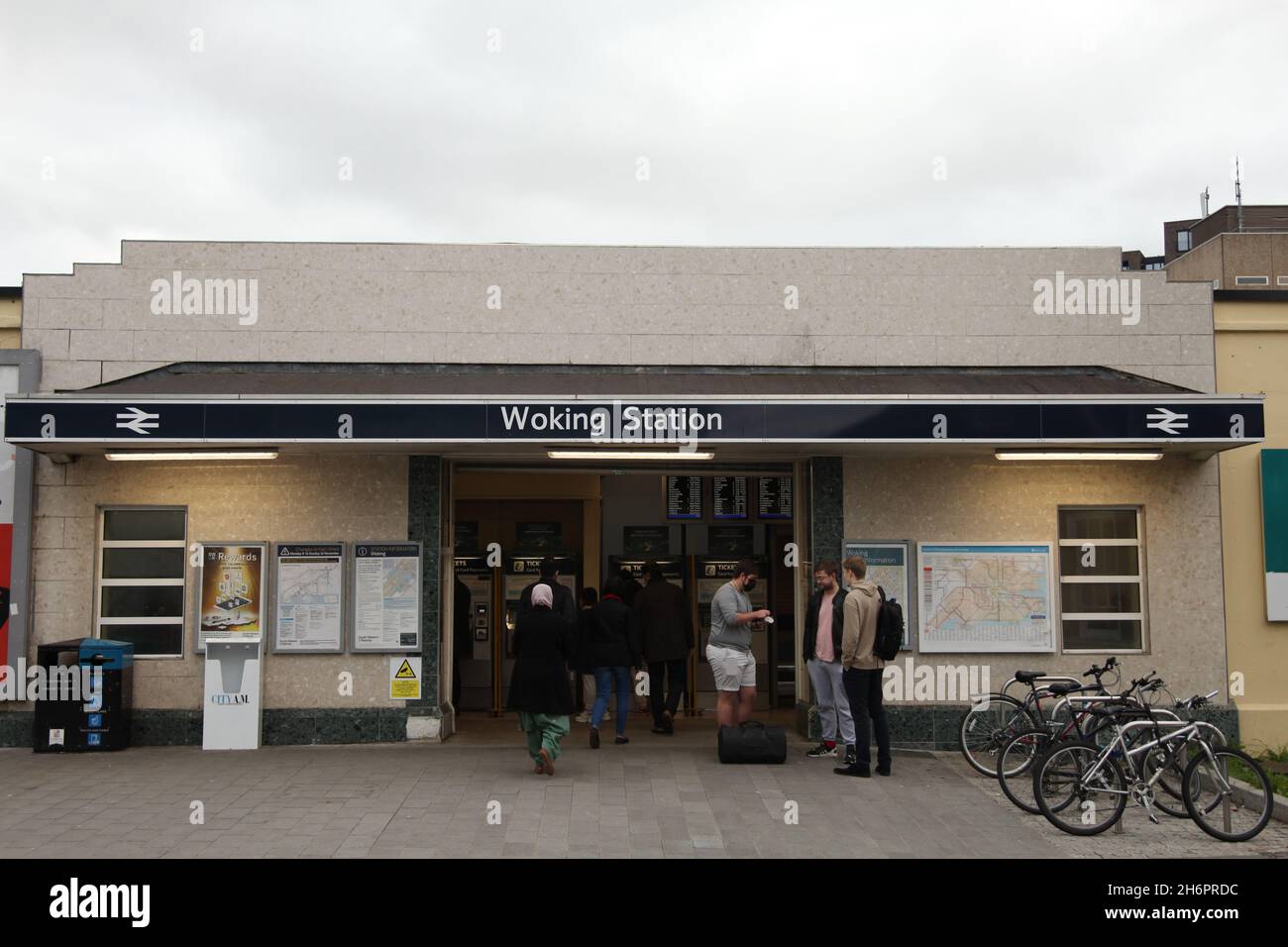 Woking Bahnhof High Street, Woking Stadtzentrum, Surrey, England, Großbritannien, 2021 Stockfoto