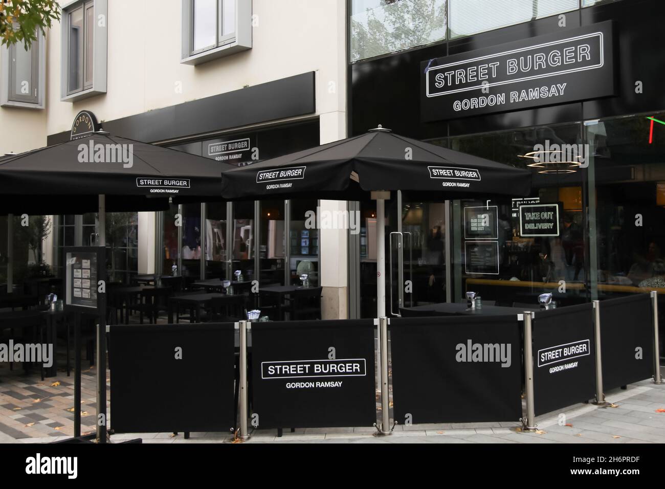 Gordon Ramsey Street Burger Restaurant im Woking Stadtzentrum, Surrey, England, 2021 draußen Stockfoto