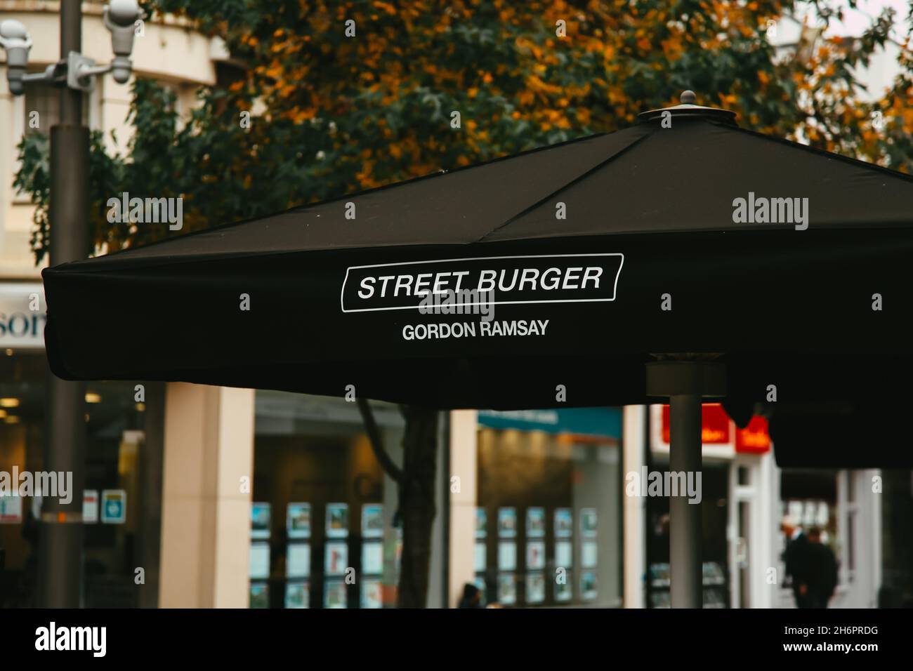 Gordon Ramsey Street Burger Restaurant im Woking Stadtzentrum, Surrey, England, 2021 draußen Stockfoto