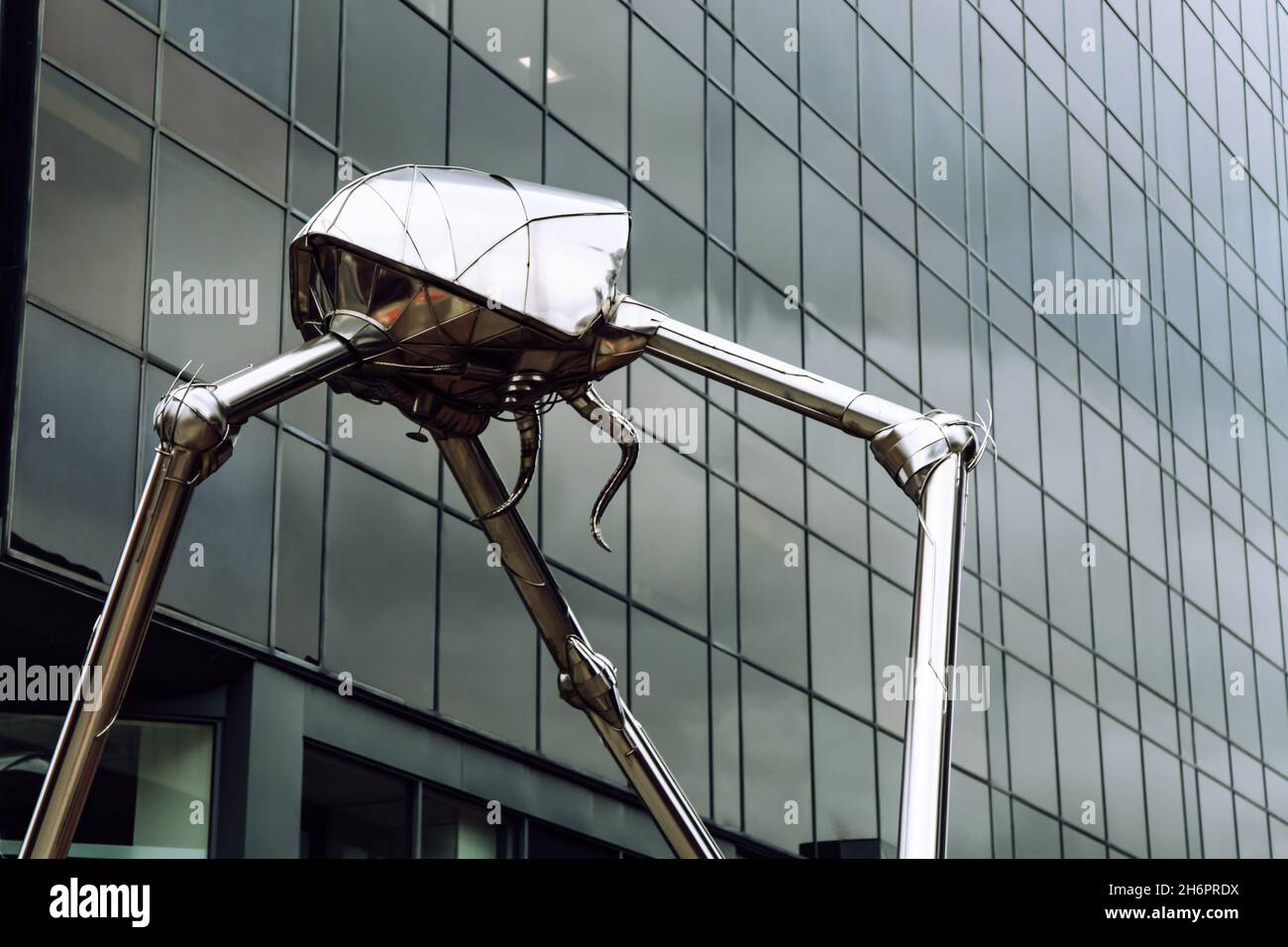 Der Woking Martian von Michael Condrom 1998, Eine verchromte, elektropolierte Edelstahlstatue, die die Mars aus HG Wells war of the Worlds darstellt Stockfoto