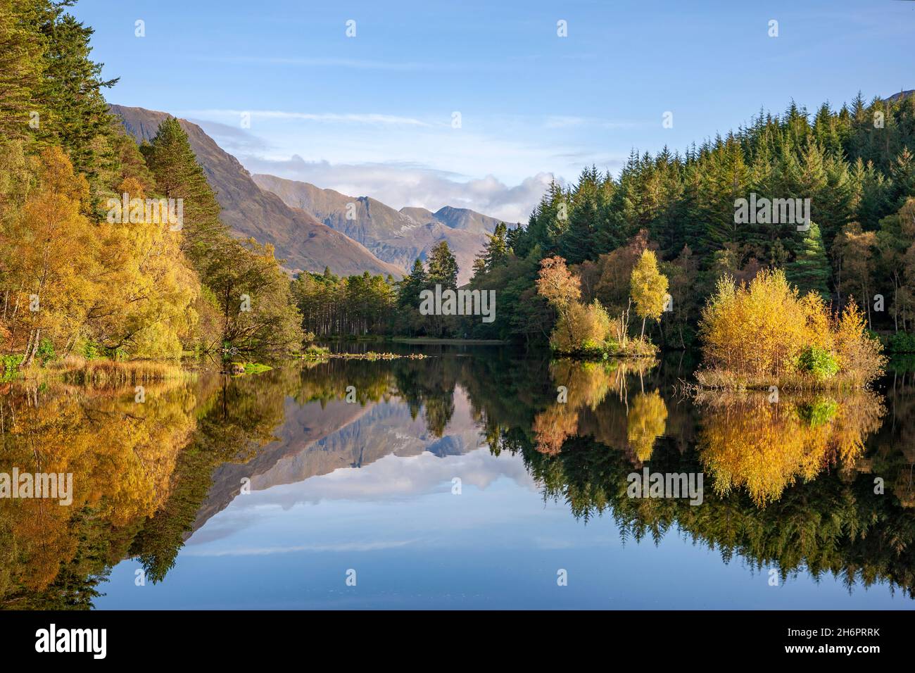 Herbstreflexionen zu den entfernten Mamor Hills, Lochan Trail, Glencoe Stockfoto