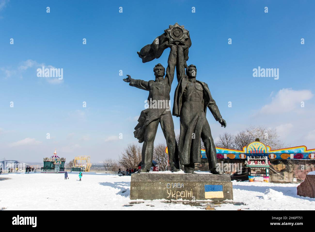Sowjetisches Denkmal für die russischukrainische Freundschaft unter