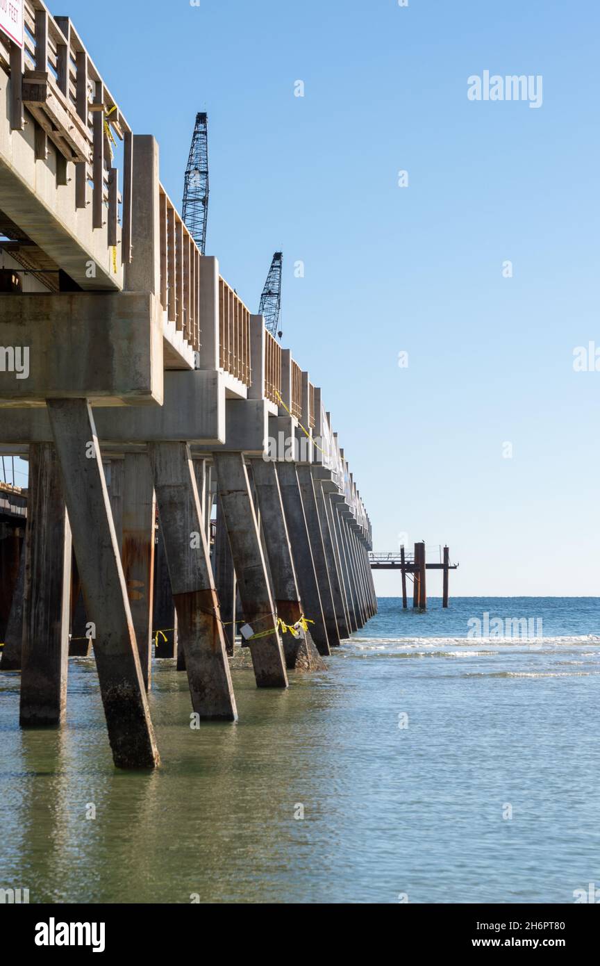 Jacksonville Beach Pier Reparaturprojekt zur Reparatur oder zum Austausch von Bereichen, die während eines Hurrikans beschädigt wurden. Stockfoto