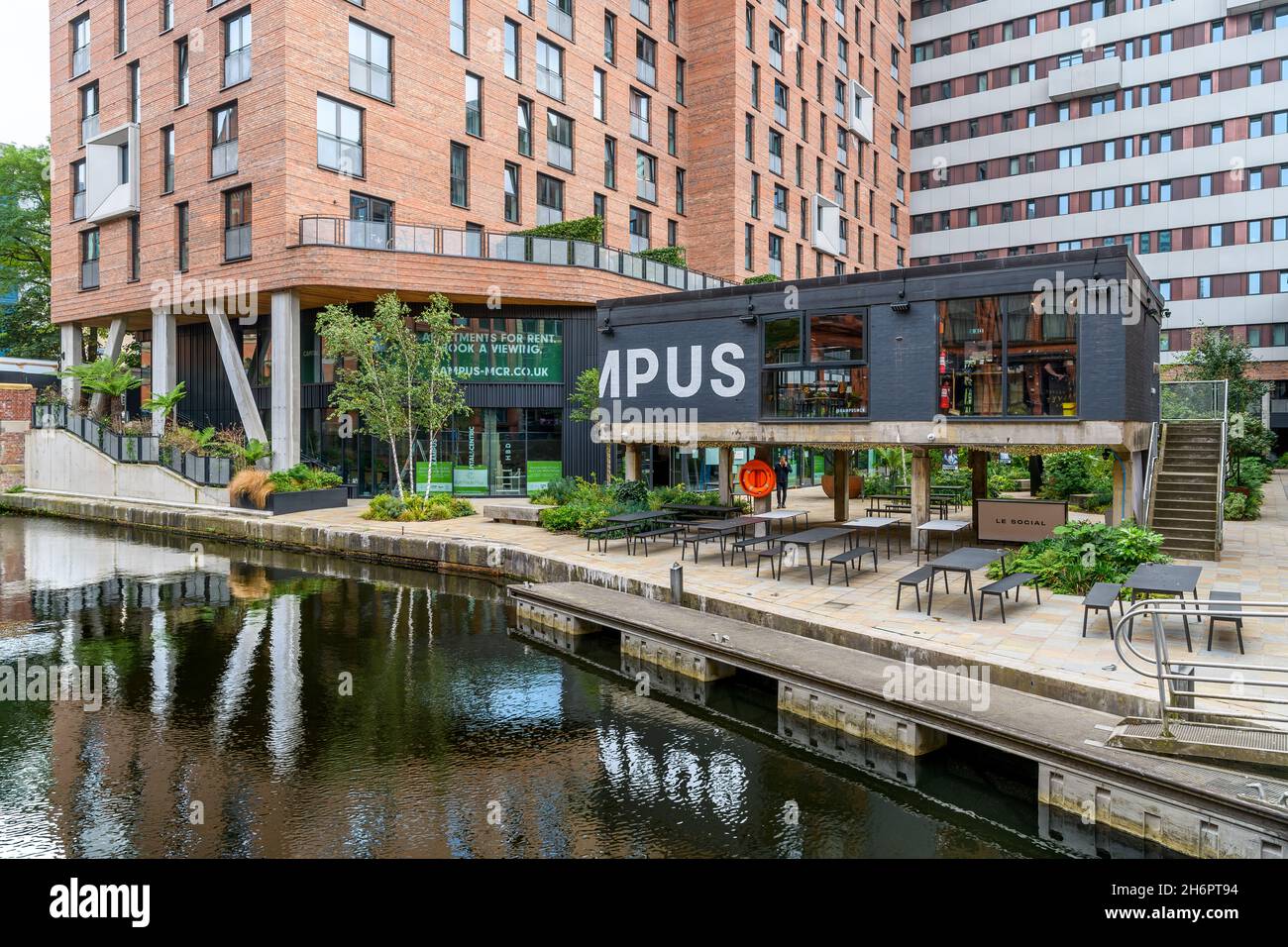 Kampus moderner Apartmentkomplex am Rochdale-Kanal, mit einer beliebten Bar und einem Café mit Sitzgelegenheiten im Freien. Stockfoto