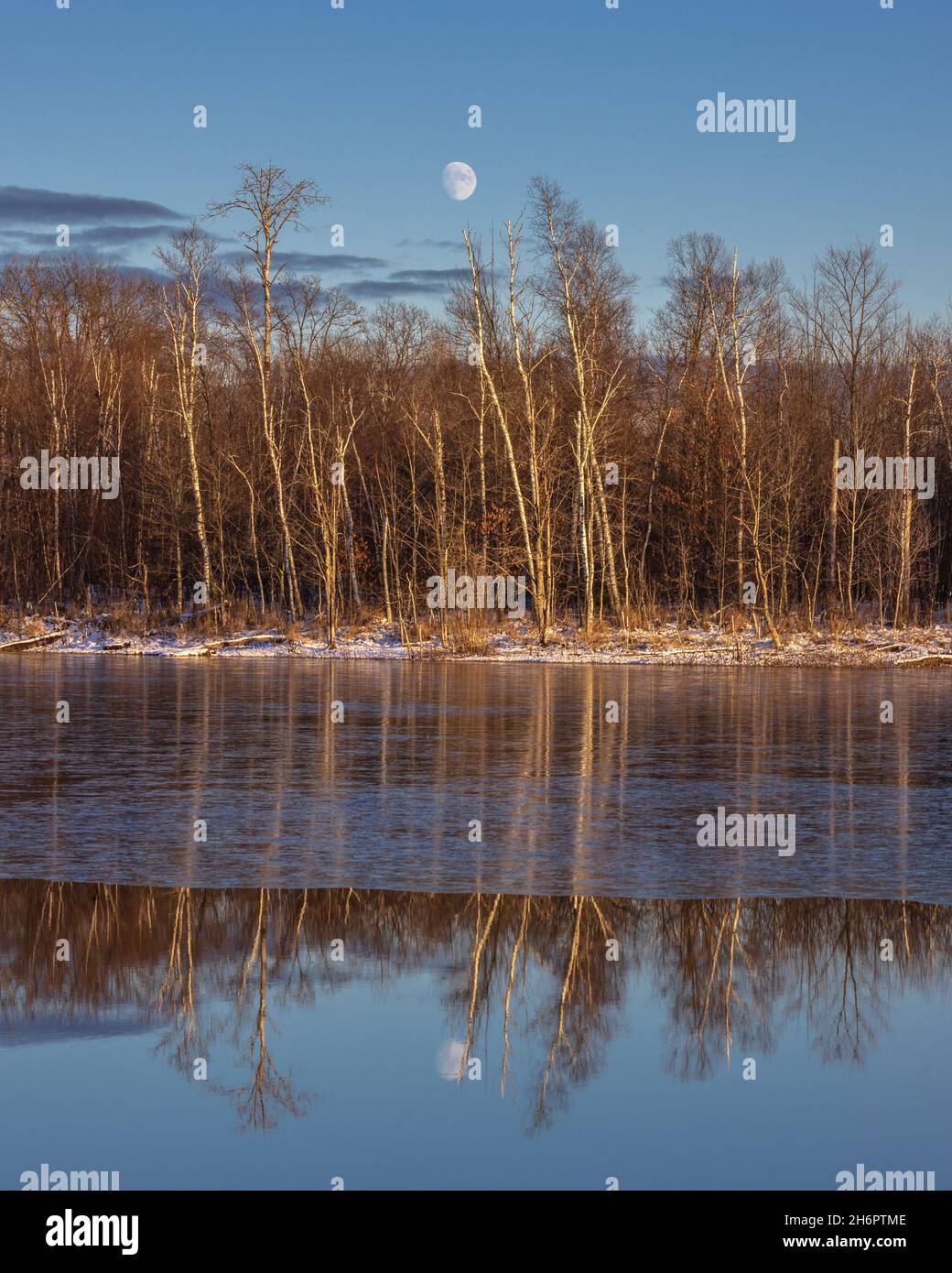 Aufgehender Mond über einem Wildnissee im Norden von Wisconsin. Stockfoto