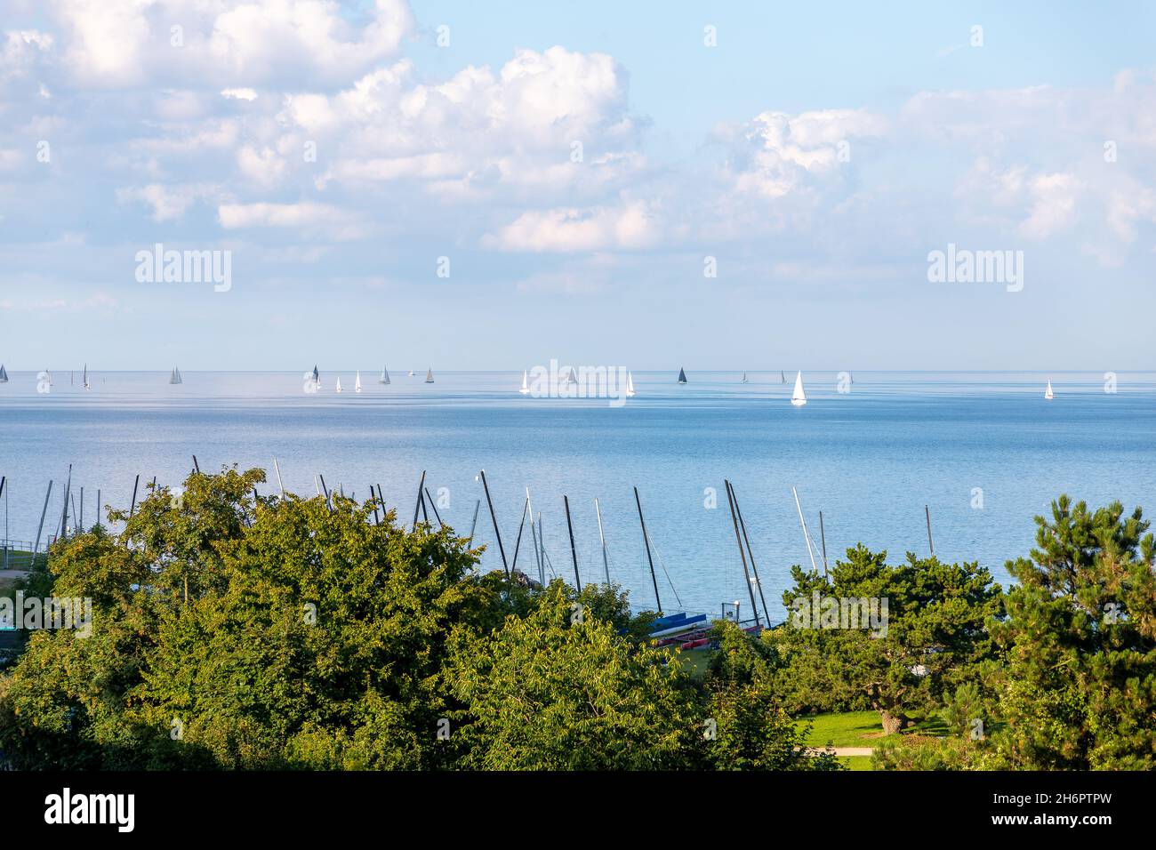 Travemünde Bucht mit Segelschule Stockfoto