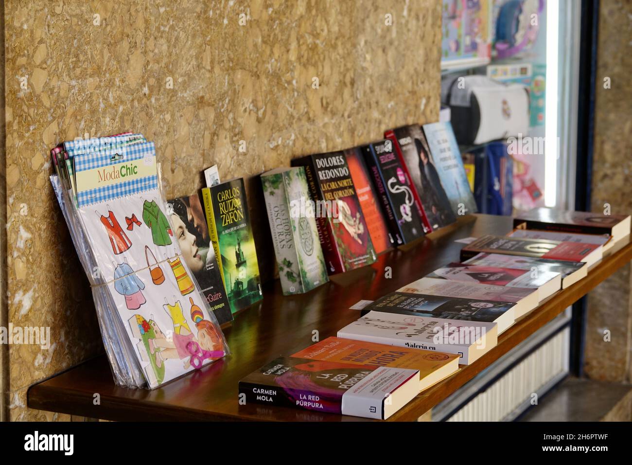 Guadix, Spanien; 14. November 2021: Verkauf von Büchern, Romanen und Puppenausschnitten (Spiel des alten Kindes, um Kleider für eine Papierpuppe auszuschneiden) Stockfoto