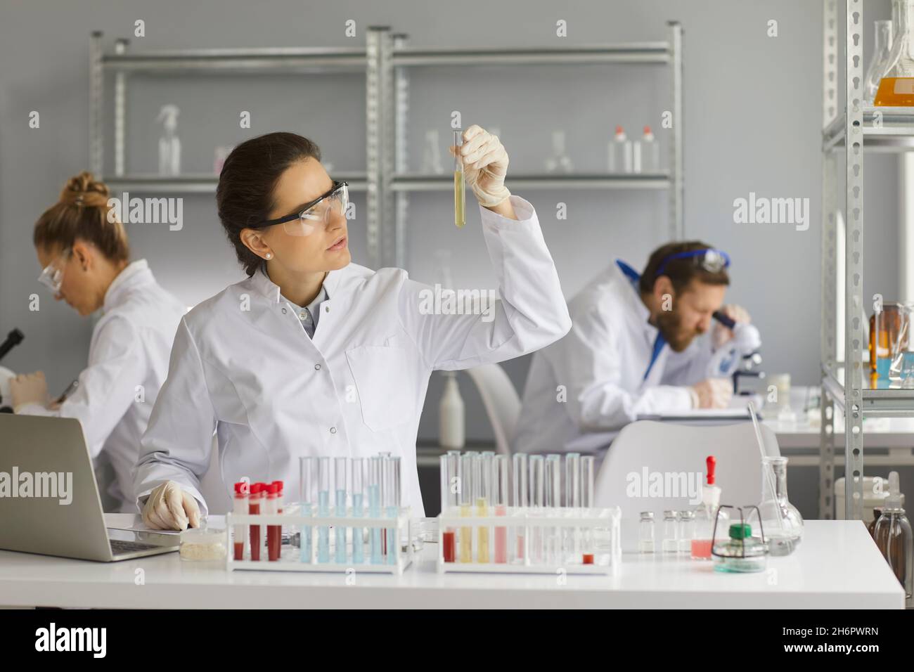 Die Wissenschaftlerin arbeitet an der Entwicklung eines neuen Medikaments in einem medizinischen Labor. Stockfoto