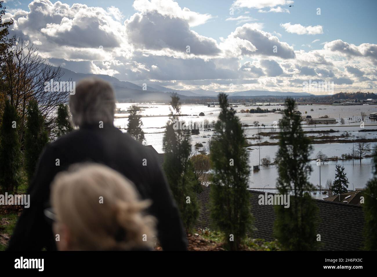 Vancouver, British Columbia, Kanada. November 2021. Die Bewohner erhalten einen Blick aus der Vogelperspektive auf die Sumas-Überflutung in der Nähe von Abbotsford, British Columbia, im November 16. Die lokale Regierung hatte einen Evakuierungsbefehl für etwa 1,000 Gebäude in dem betroffenen Gebiet erlassen. Quelle: Quinn Bender/ZUMA Wire/Alamy Live News Stockfoto