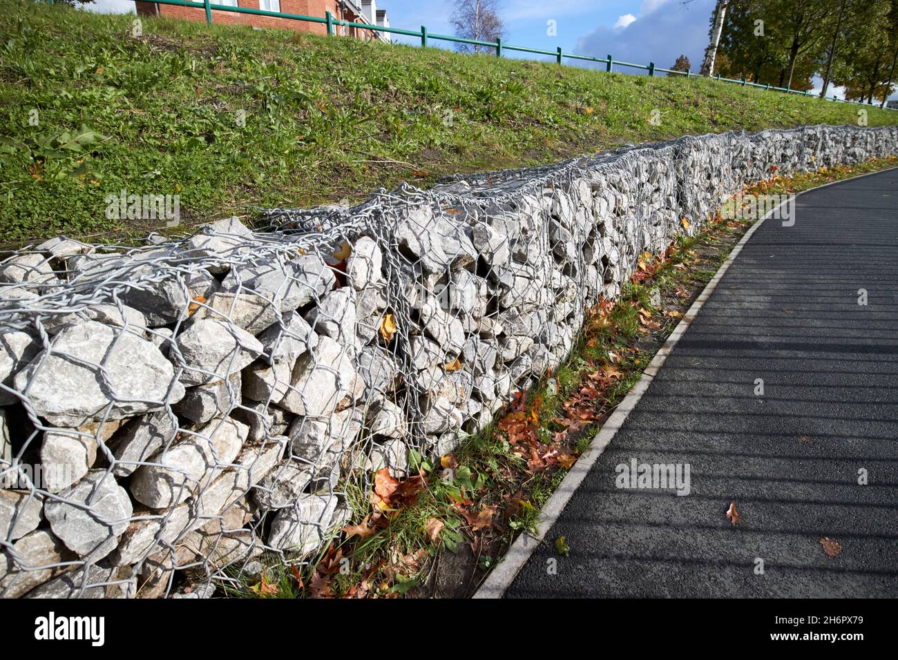 Gabion-Körbe gefüllt mit Steinen als Stützmauer für eine Bank auf einem neu erbauten Grundstück Liverpool merseyside uk Stockfoto
