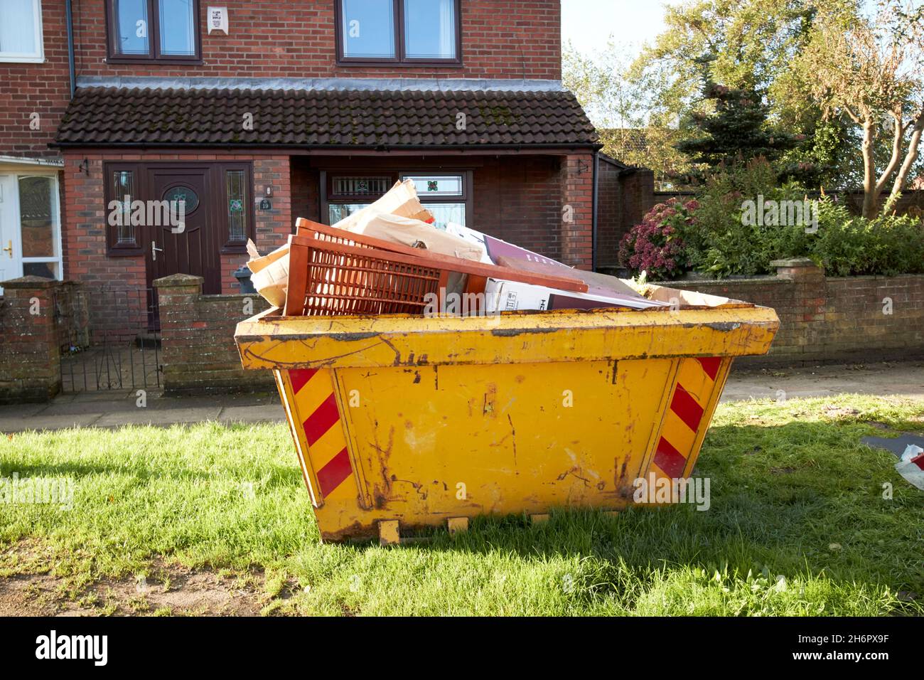 Kompletter sprung vor einem Haus in einem Wohngebiet Wohnhausverbesserungen Liverpool merseyside uk Stockfoto
