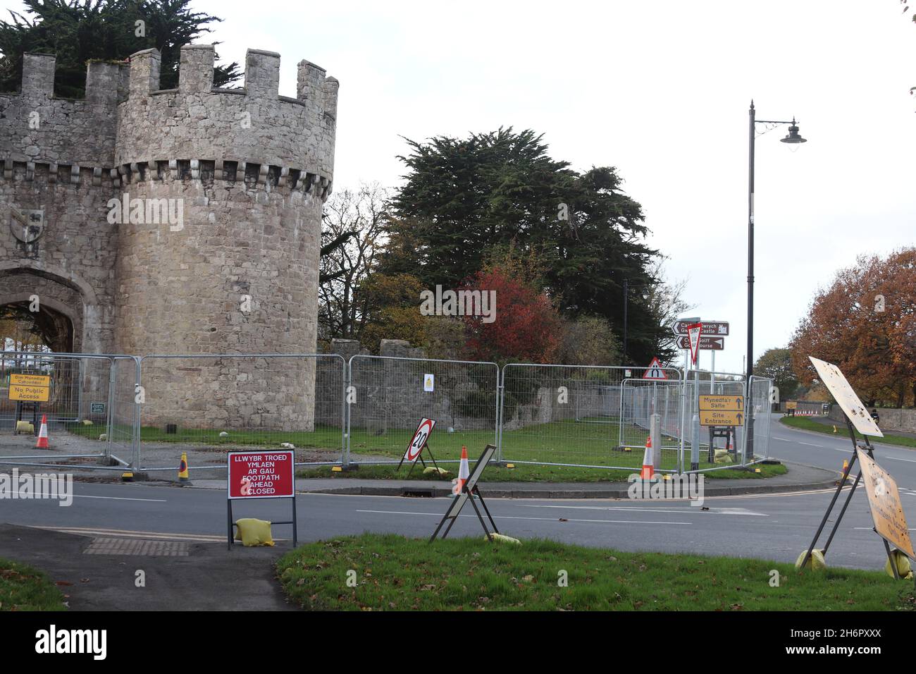Gwrych Castle Abergele Wales .Fotos zeigen Vorbereitungen das I'm a Celebrity Castle ist im Gange und von Zäunen und Sicherheitskräfte umgeben, mit einer Geschwindigkeitsbegrenzung von 20 MPH auf der Straße um das Schloss herum Stockfoto