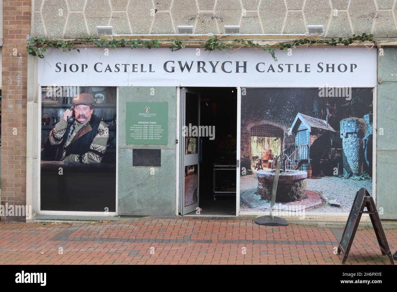 Gwrych Castle Abergele Wales .Fotos zeigen Vorbereitungen das I'm a Celebrity Castle ist im Gange und von Zäunen und Sicherheitskräfte umgeben, mit einer Geschwindigkeitsbegrenzung von 20 MPH auf der Straße um das Schloss herum Stockfoto