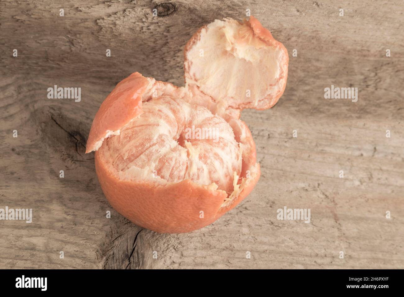 Geschälte Mandarine/Mandarine auf Holzhintergrund Stockfoto