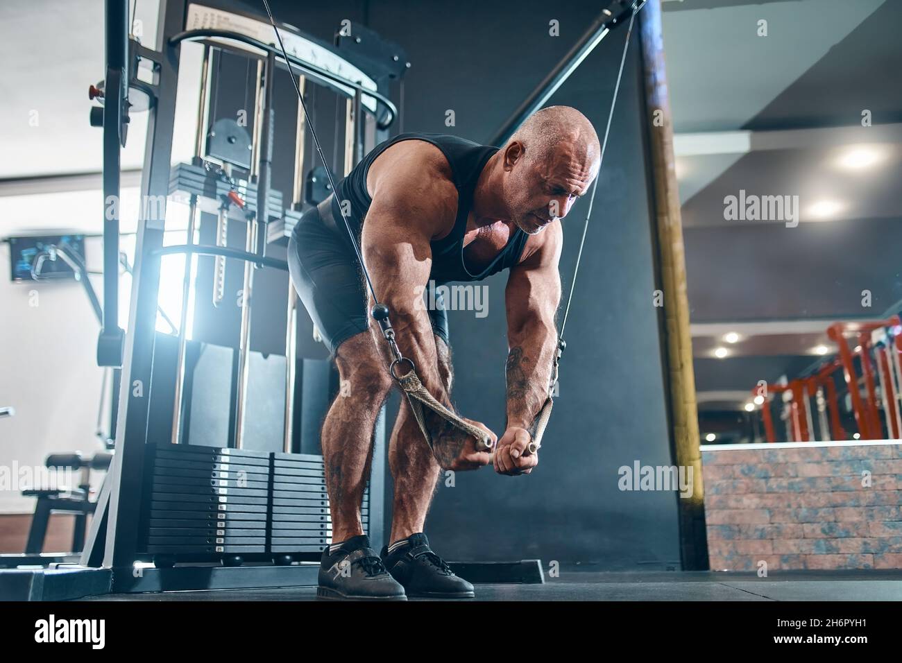 Brutal Bodybuilder arbeitet Züge in der Turnhalle gewinnt Gewicht Pumpen Muskeln. Bodybuilding-Konzept Stockfoto