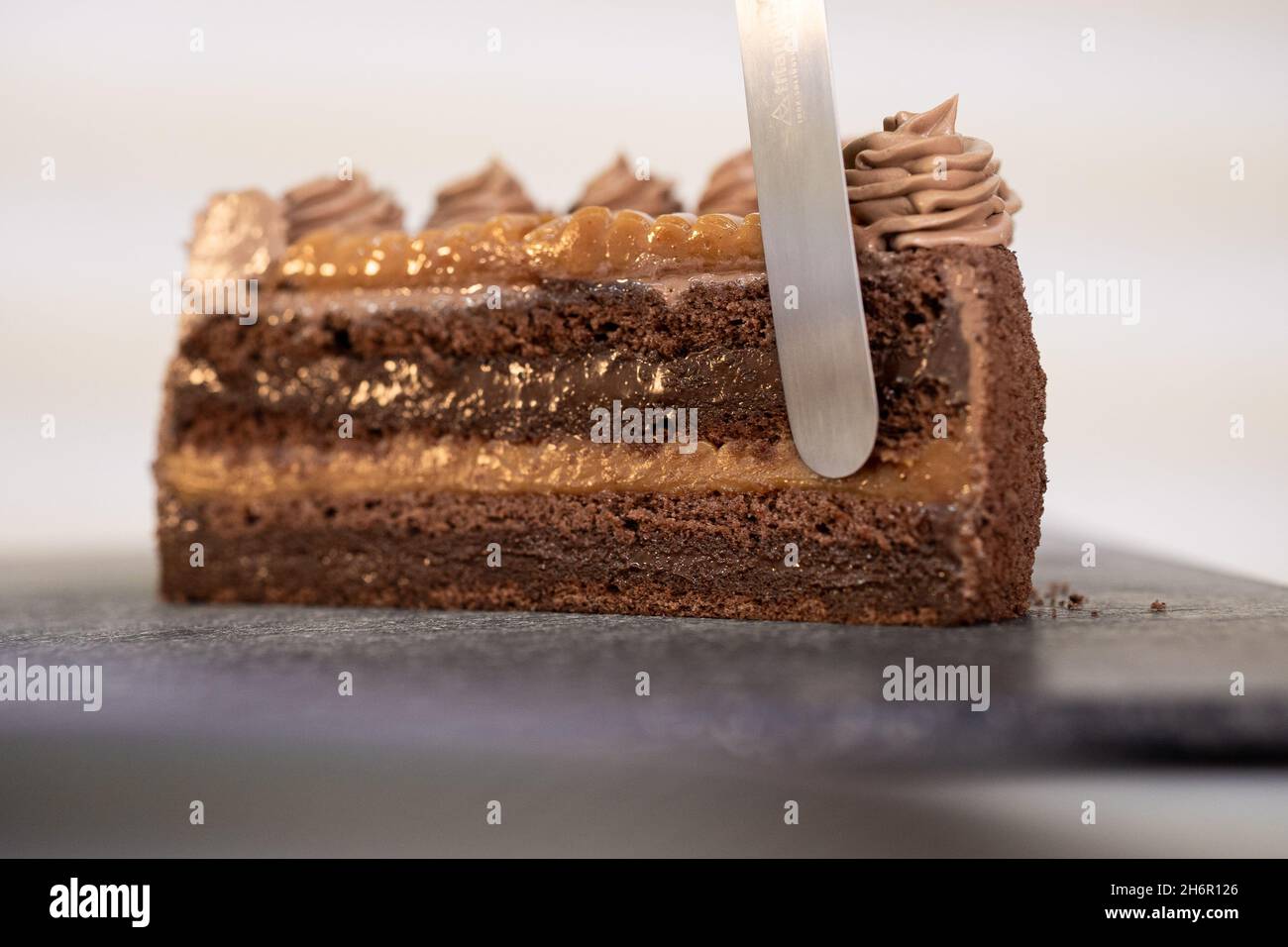 Leckeres Stück Kuchen auf schwarzem Teller. Stockfoto