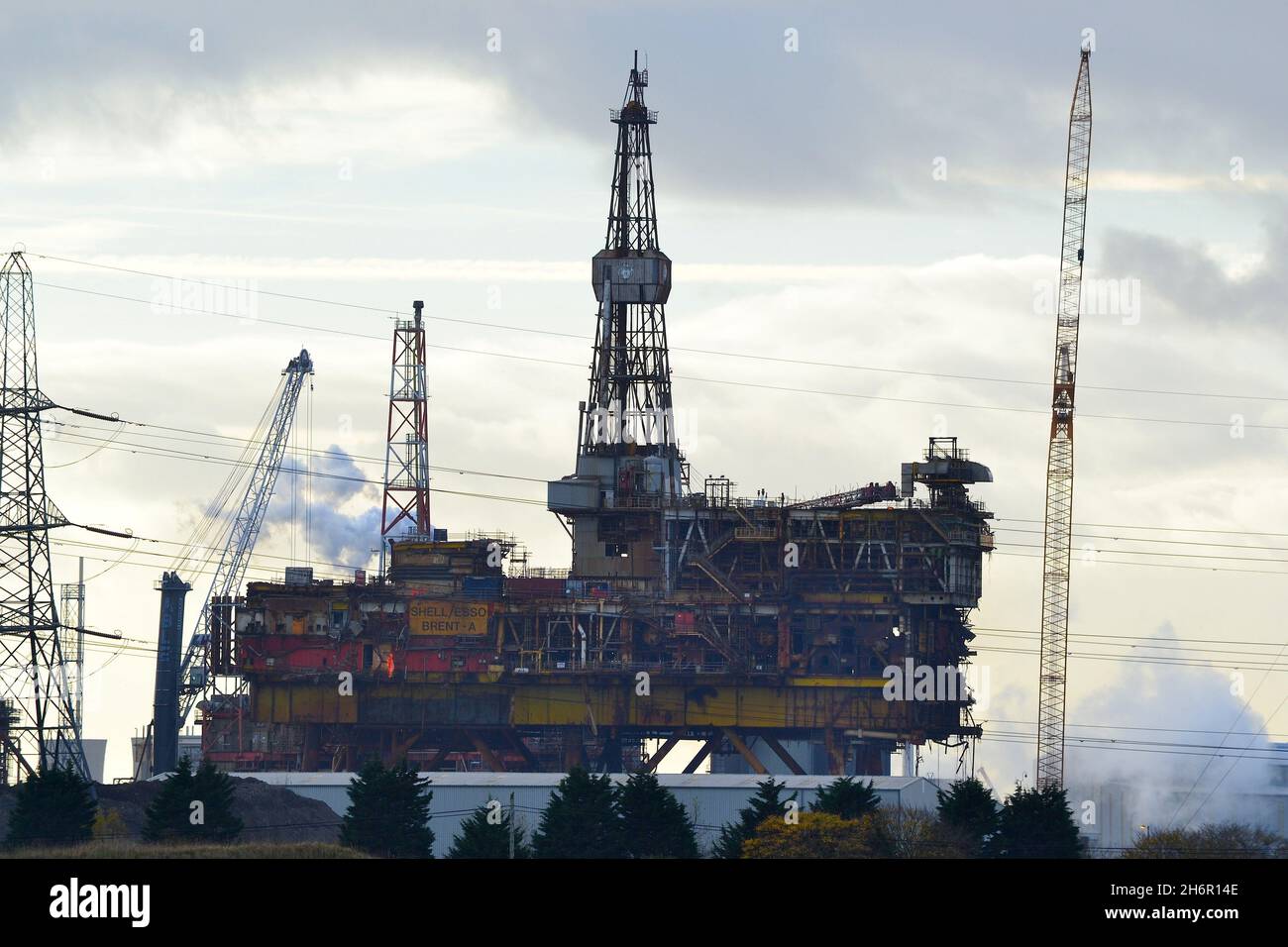 Farbbild der ehemaligen Ölplattform Brent-Alpha von Shell/Esso, die am Able Seaton Port, einem Teil von Teesside Freeport, Hartlepool, Großbritannien, abgebaut wird. Stockfoto