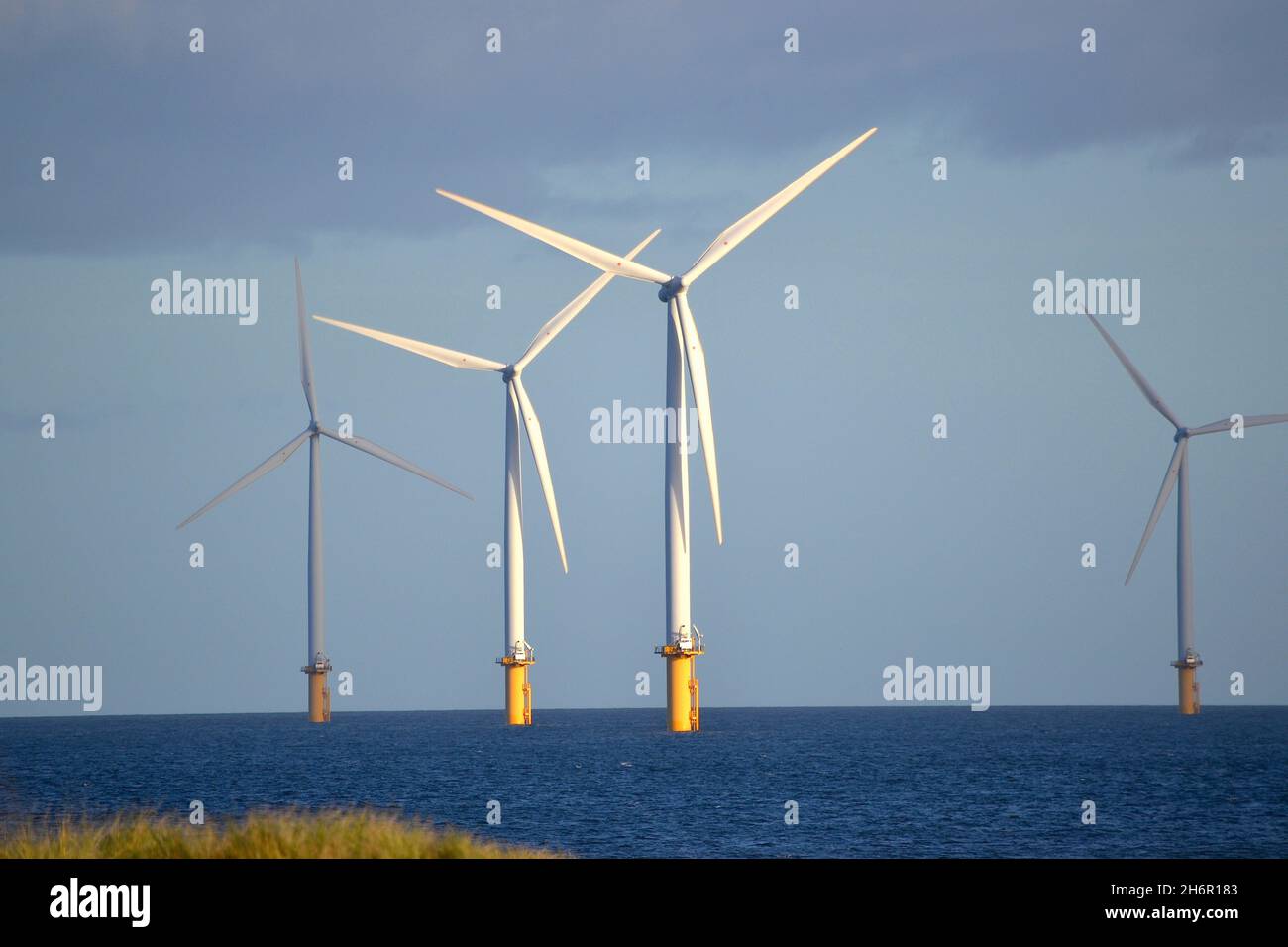 Natürlich beleuchtetes Farbbild des Windparks Teesside, aufgenommen vom North Gare, Hartlepool, mit Blick in Richtung Nord- und Südbahnhof. Stockfoto