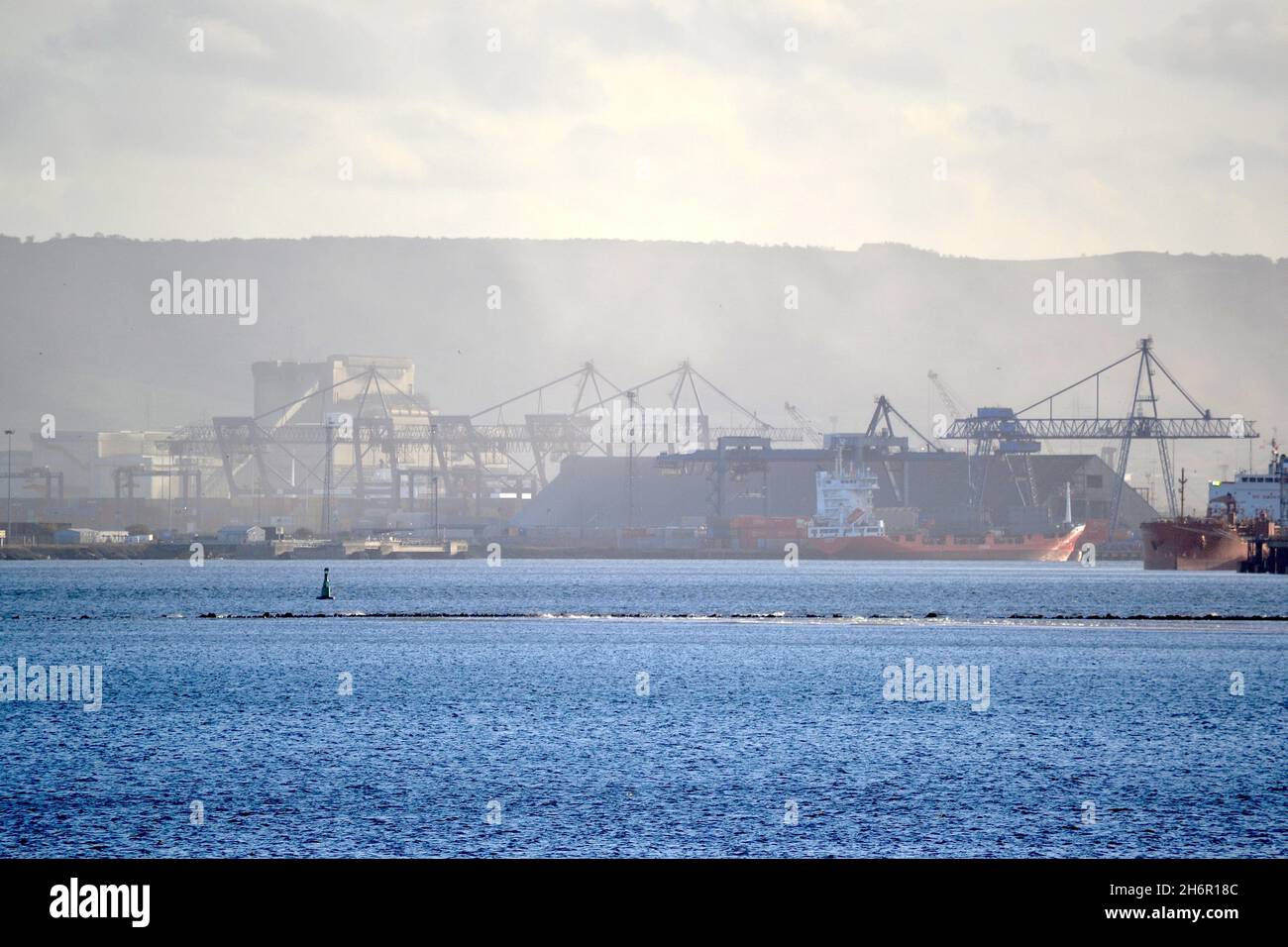 Farbbild mit den Kränen auf dem Gelände von PD Port, Teesside Freeport am Südufer des River Tees in der Tees-Mündung, Nordostengland, Großbritannien. Stockfoto
