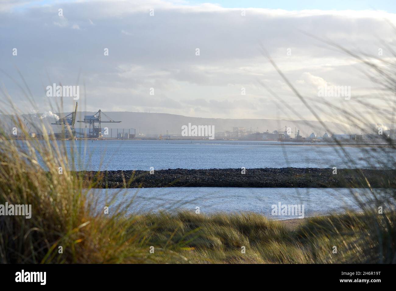 Farbbild mit den Kränen auf dem Gelände von PD Port, Teesside Freeport am Südufer des River Tees in der Tees-Mündung, Nordostengland, Großbritannien. Stockfoto