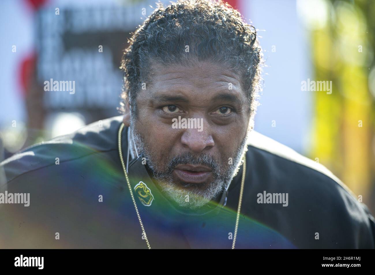 Washington, Usa. November 2021. Der Ko-Vorsitzende der Kampagne der Armen, Rev. William Barber II, nimmt an einem Protest vor dem Weißen Haus Teil, der von People for the American Way, der League of Women Voters, der Declaration for American Democracy Coalition, Black Voters Matter, DC Vote, Greenpeace und andere Gruppen diskutieren am Mittwoch, den 17. November 2021, in Washington, DC über die Unterdrückung der landesweiten Wähler. Foto von Bonnie Cash/UPI Credit: UPI/Alamy Live News Stockfoto