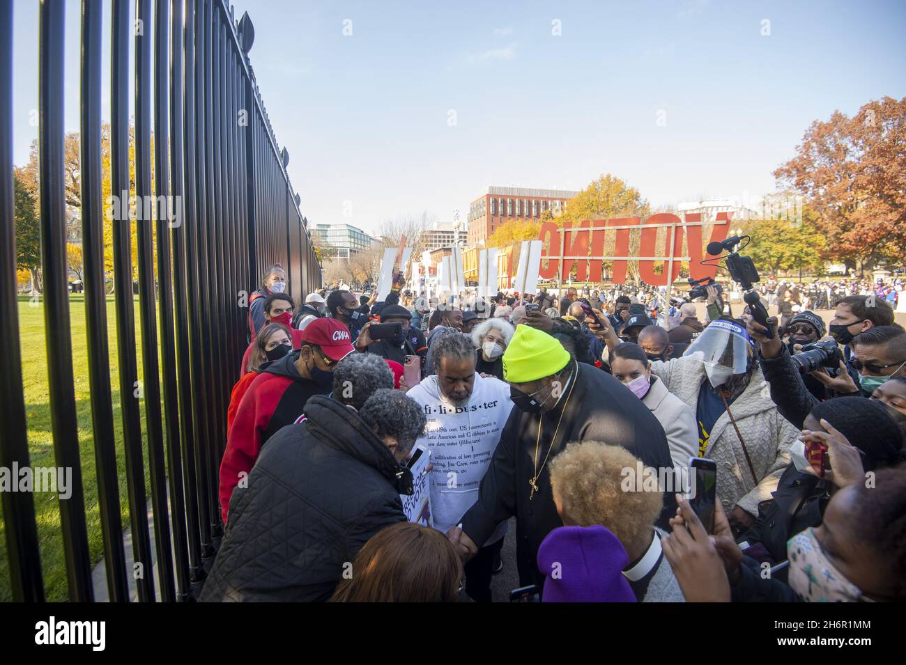 Washington, Usa. November 2021. Der Ko-Vorsitzende der Kampagne der Armen, Rev. William Barber II. Und andere beten während eines Protestes vor dem Weißen Haus, der von den Menschen für den amerikanischen Weg, der League of Women Voters, der Declaration for American Democracy Coalition, Black Voters Matter, DC Vote, Greenpeace und andere Gruppen diskutieren am Mittwoch, den 17. November 2021, in Washington, DC über die Unterdrückung der landesweiten Wähler. Foto von Bonnie Cash/UPI Credit: UPI/Alamy Live News Stockfoto