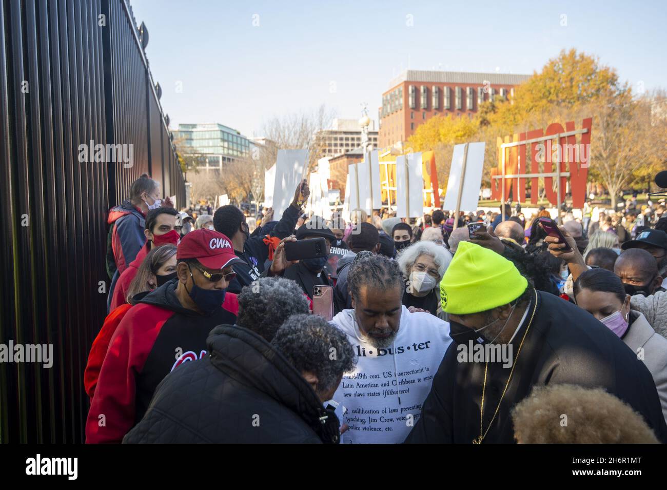 Washington, Usa. November 2021. Der Ko-Vorsitzende der Kampagne der Armen, Rev. William Barber II. Und andere beten während eines Protestes vor dem Weißen Haus, der von den Menschen für den amerikanischen Weg, der League of Women Voters, der Declaration for American Democracy Coalition, Black Voters Matter, DC Vote, Greenpeace und andere Gruppen diskutieren am Mittwoch, den 17. November 2021, in Washington, DC über die Unterdrückung der landesweiten Wähler. Foto von Bonnie Cash/UPI Credit: UPI/Alamy Live News Stockfoto