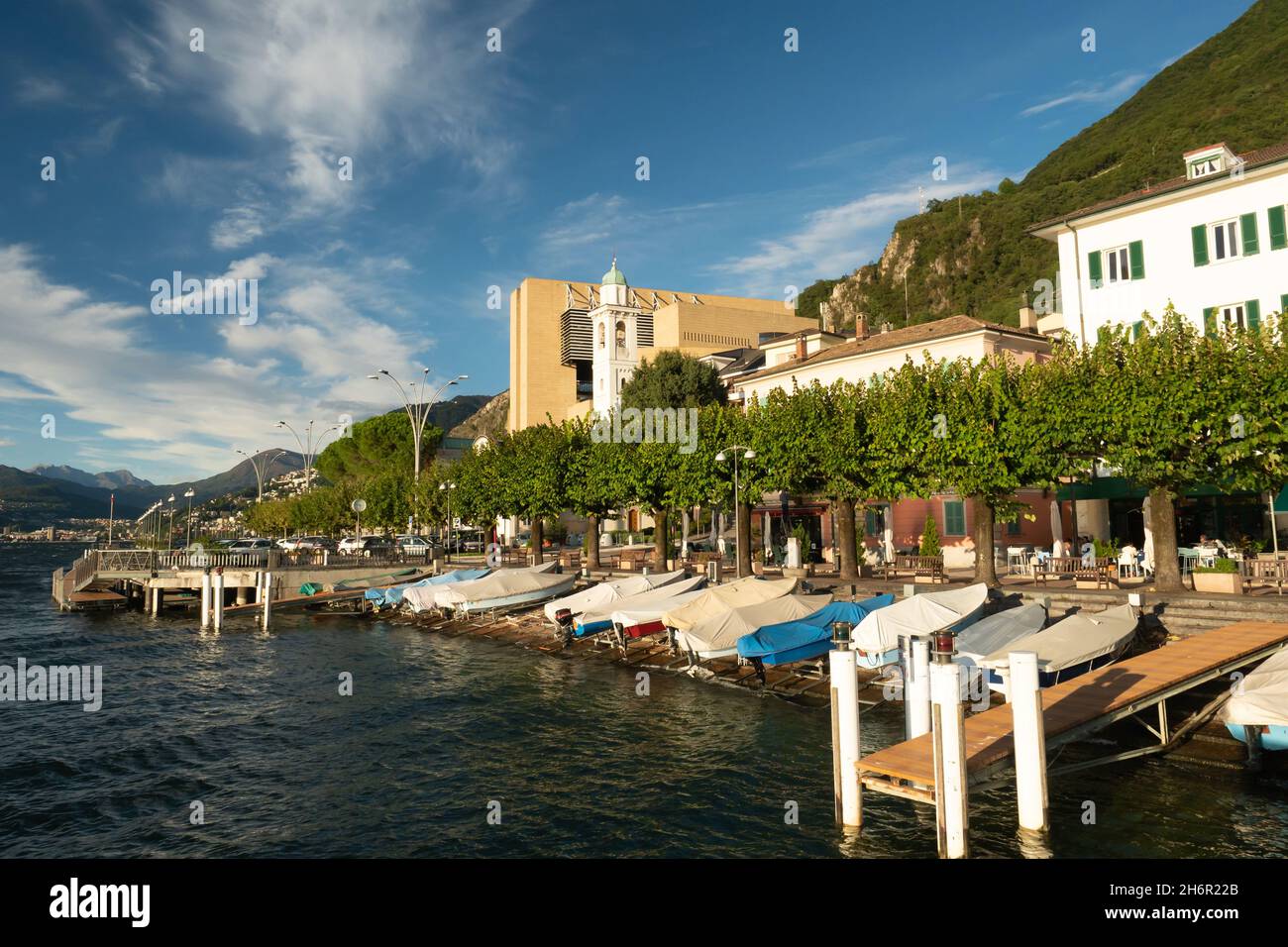 Campione, Italien - 6. Oktober 2021: Das historische Zentrum des Dorfes mit dem ehemaligen größten Casino Europas Stockfoto