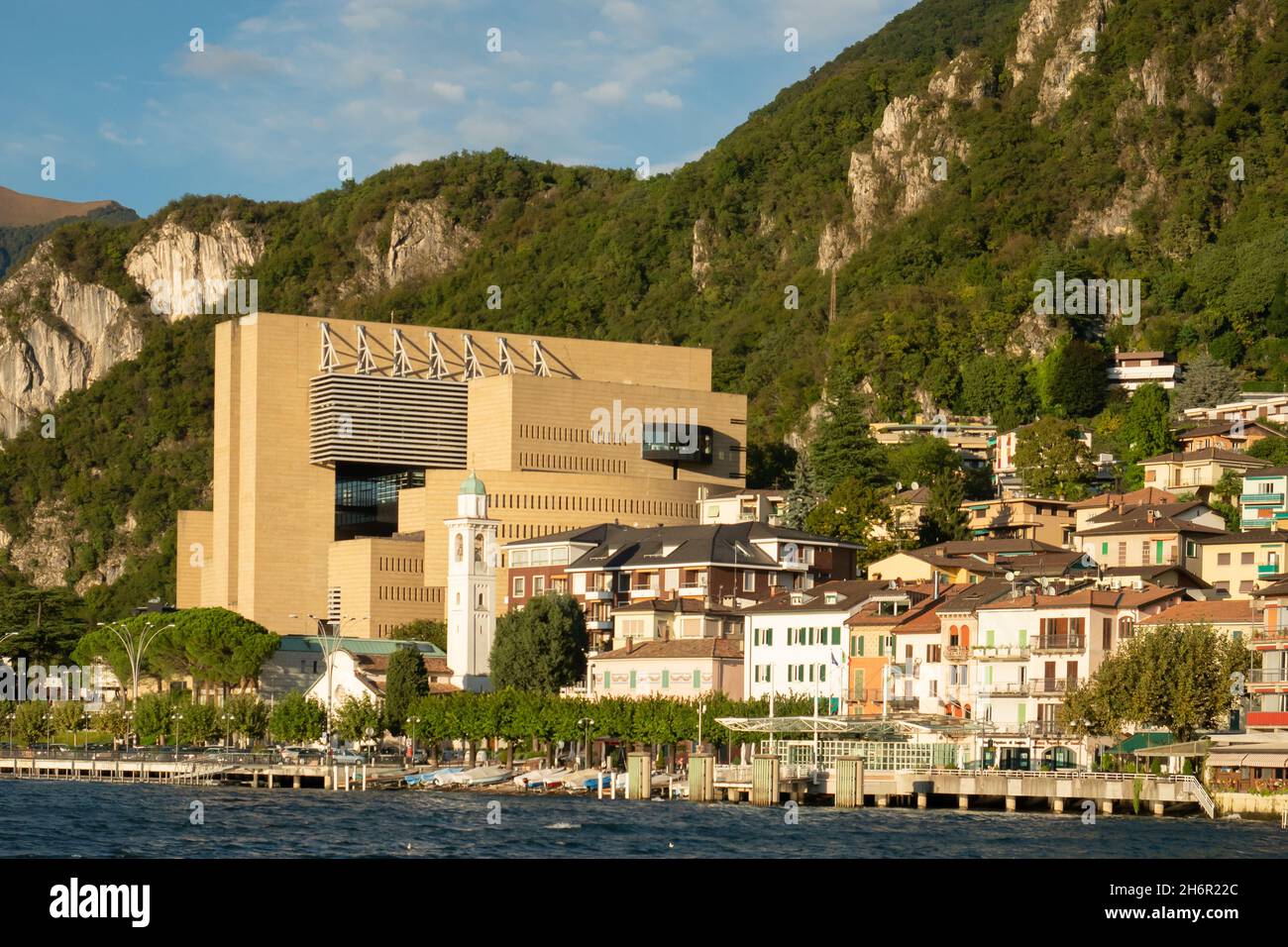 Campione, Italien - 6. Oktober 2021: Das historische Zentrum des Dorfes mit dem ehemaligen größten Casino Europas Stockfoto