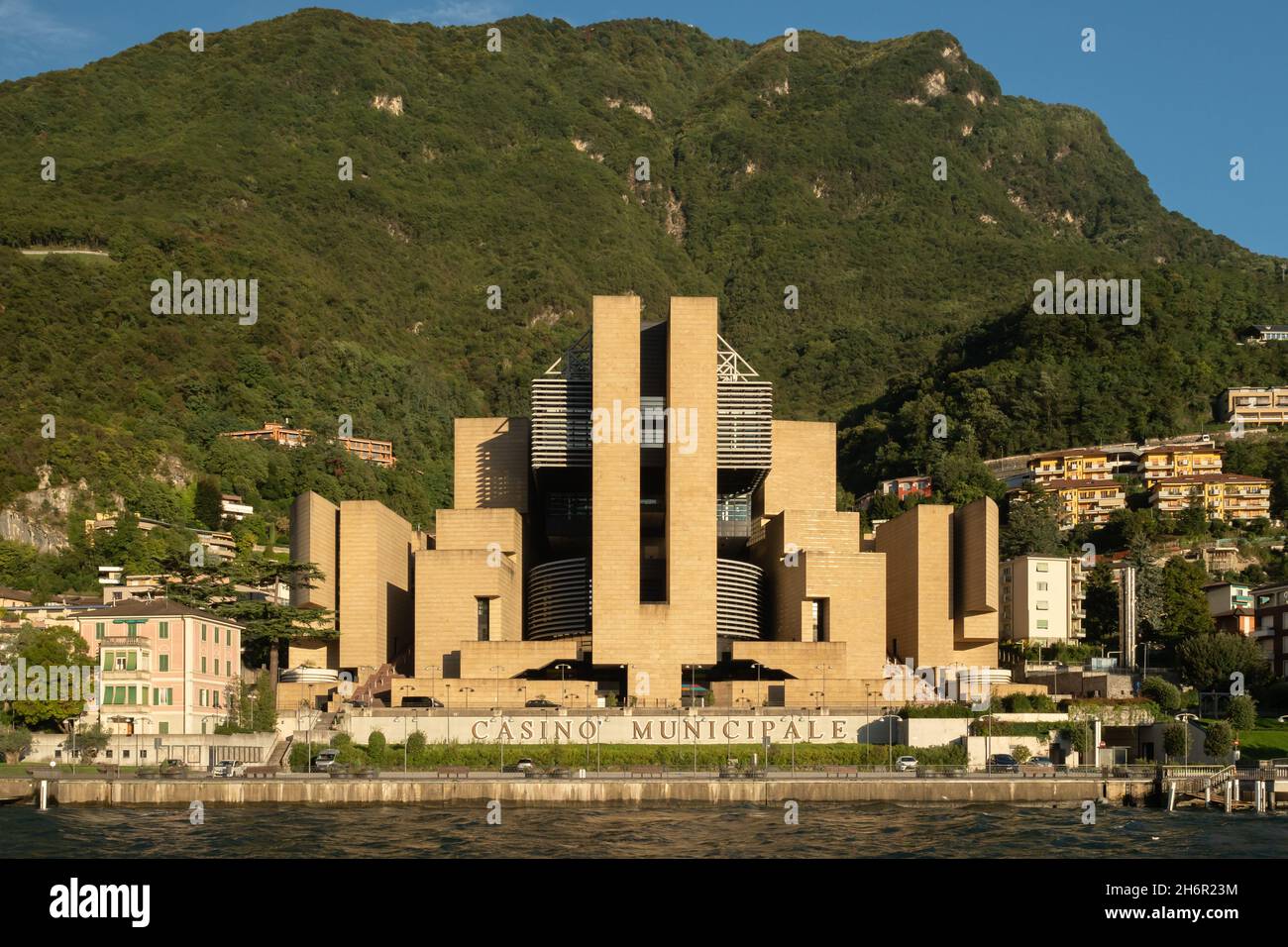 Campione, Italien - 6. Oktober 2021: Das ehemals größte Casino Europas mit berühmter Architektur Stockfoto