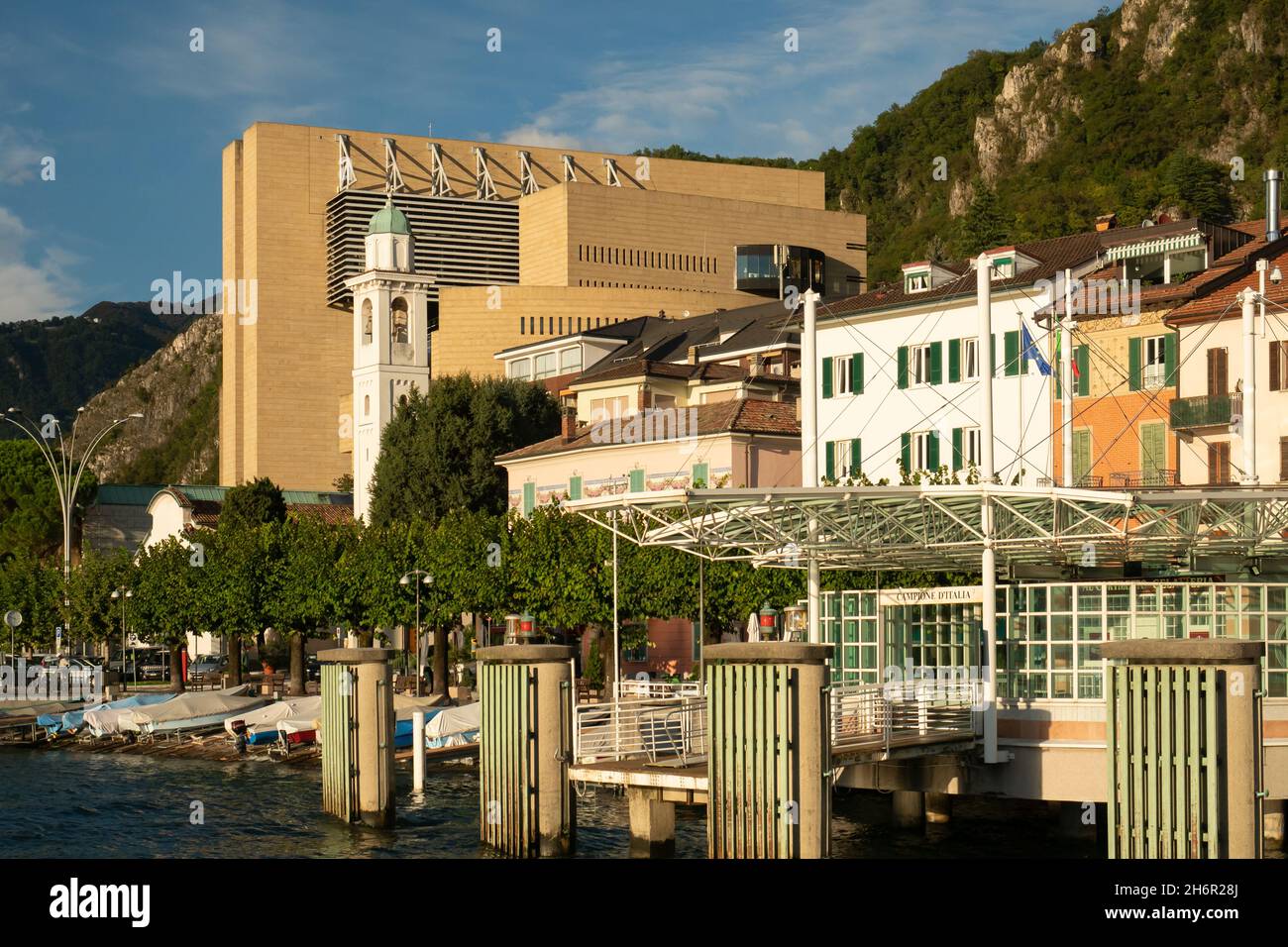 Campione, Italien - 6. Oktober 2021: Das historische Zentrum des Dorfes mit dem ehemaligen größten Casino Europas Stockfoto