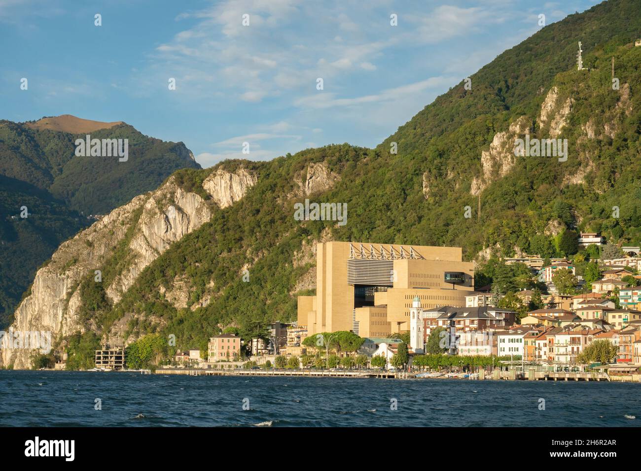 Campione, Italien - 6. Oktober 2021: Das historische Zentrum des Dorfes mit dem ehemaligen größten Casino Europas Stockfoto