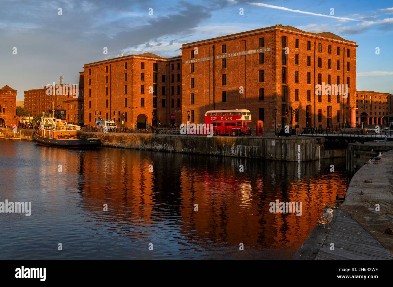 Die atemberaubenden Royal Albert Docks an Liverpools historischer Uferpromenade. Stockfoto