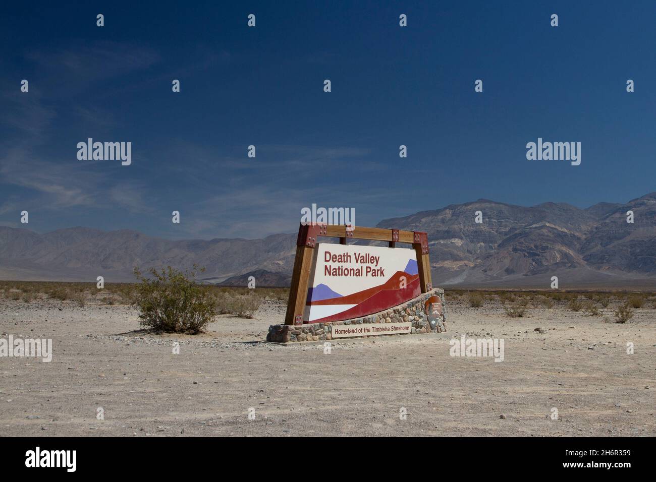 Eintrittsschild in der Wüste am Eingang zum Death Valley National Park Stockfoto