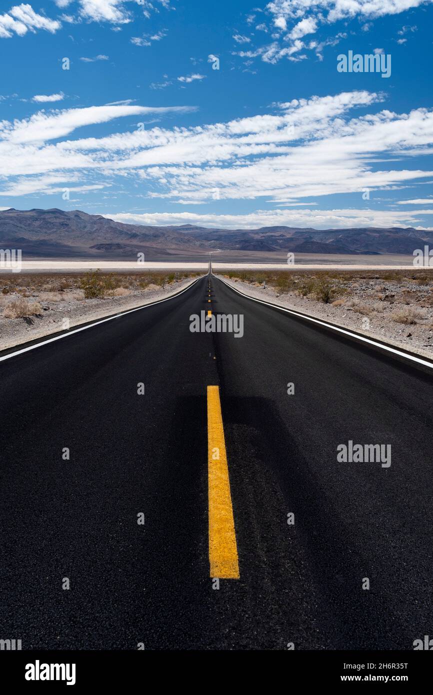 Blick auf den geraden Highway in Richtung Horizont im Panamint Valley im Death Valley National Park Stockfoto