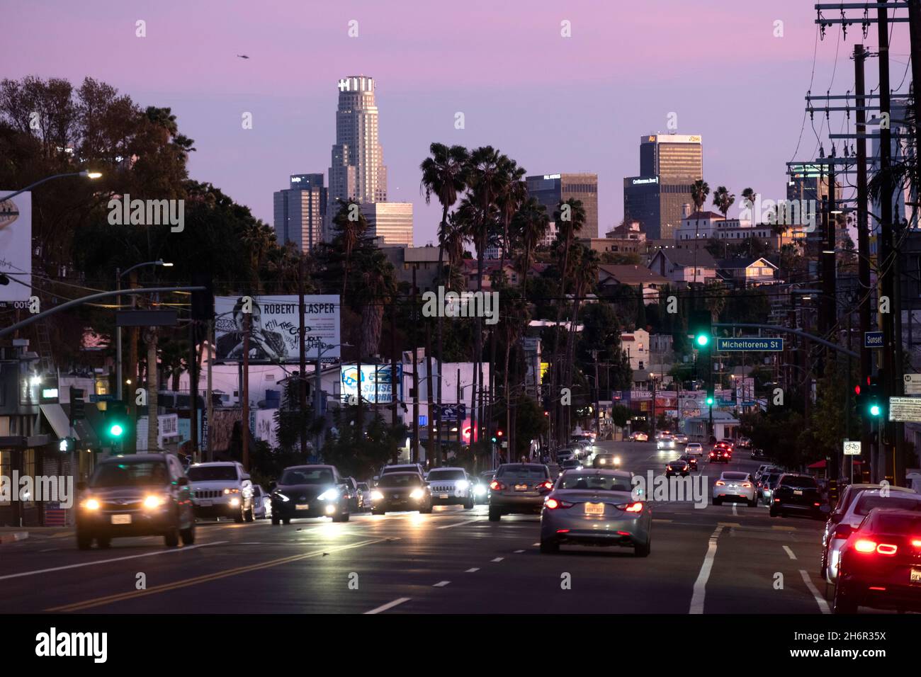 Rosa Abendhimmel mit Blick auf den Sunset Boulevard in Silver Lake in Richtung Echo Park und Downtown Los Angeles Stockfoto